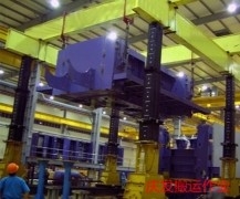 重庆两组液压龙门吊安装大型压力机搬迁作业